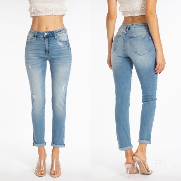 Store Closing!! Light Wash Medium Rise Jeans - Picture 4 of 5